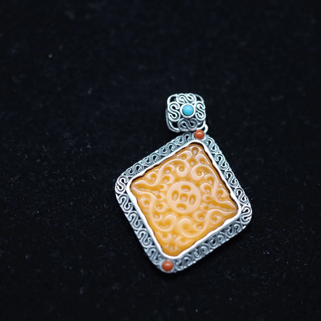 【珠宝天下】天然琥珀蜜蜡925银镶嵌小饼干款吊坠多样性发货坠Z011