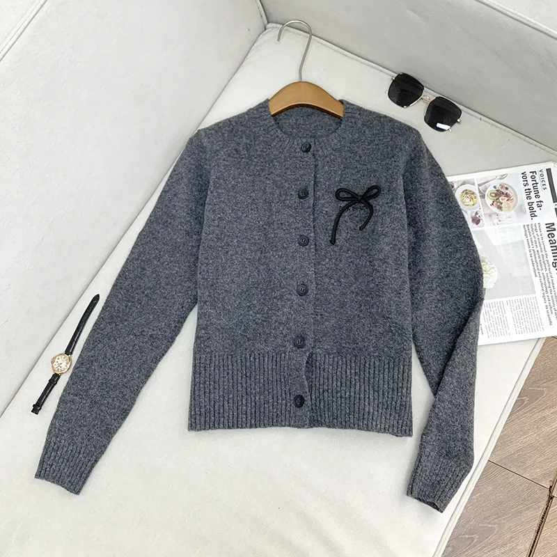 【南油溪溪】深灰色小香风圆领蝴蝶装饰排扣秋冬长袖针织开衫800145