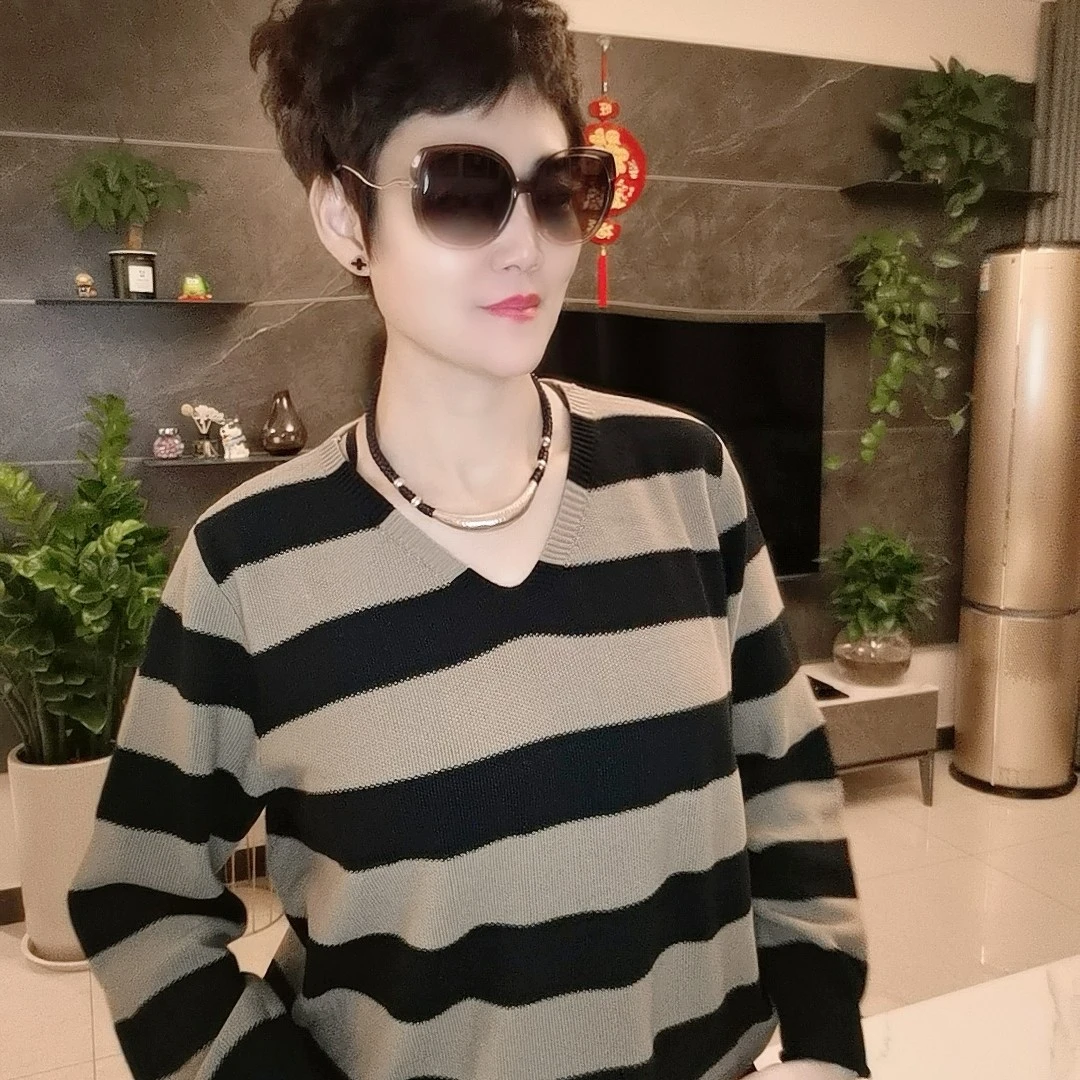 时尚百搭V领横条拼色针织毛衣