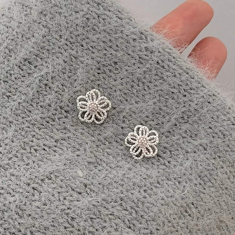 铜合金耳饰 花朵耳钉女温柔小清新气质百搭耳环耳饰轻奢日常小众