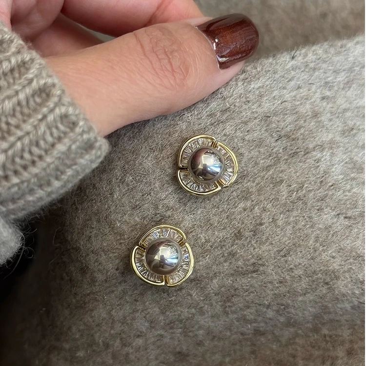 铜合金仿珍珠耳饰 灰色仿珍珠花蕊耳环女小众独特耳钉精致高级感