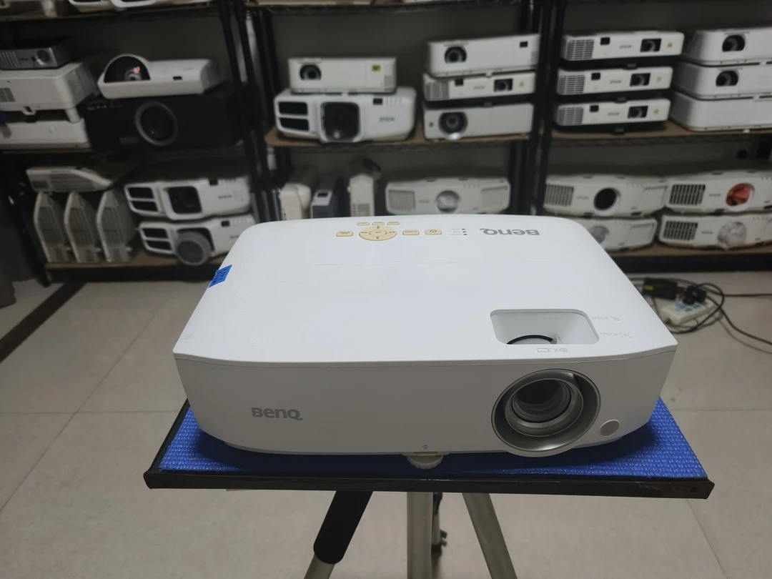 家用高清1080p投影机w1050