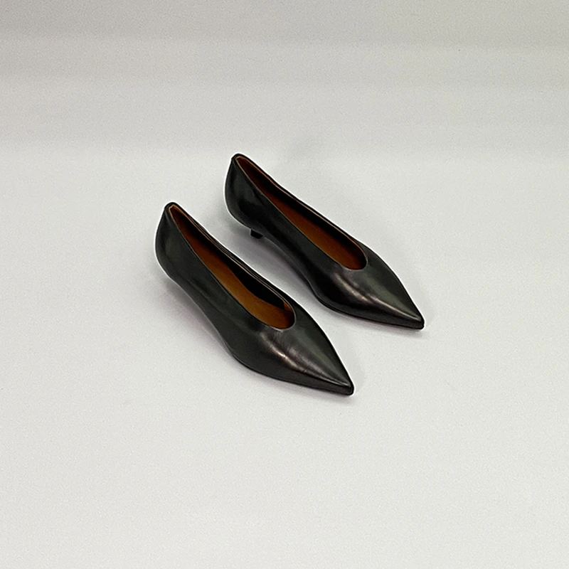 3.5CM跟高胎牛真皮低跟尖头单鞋女-黑色