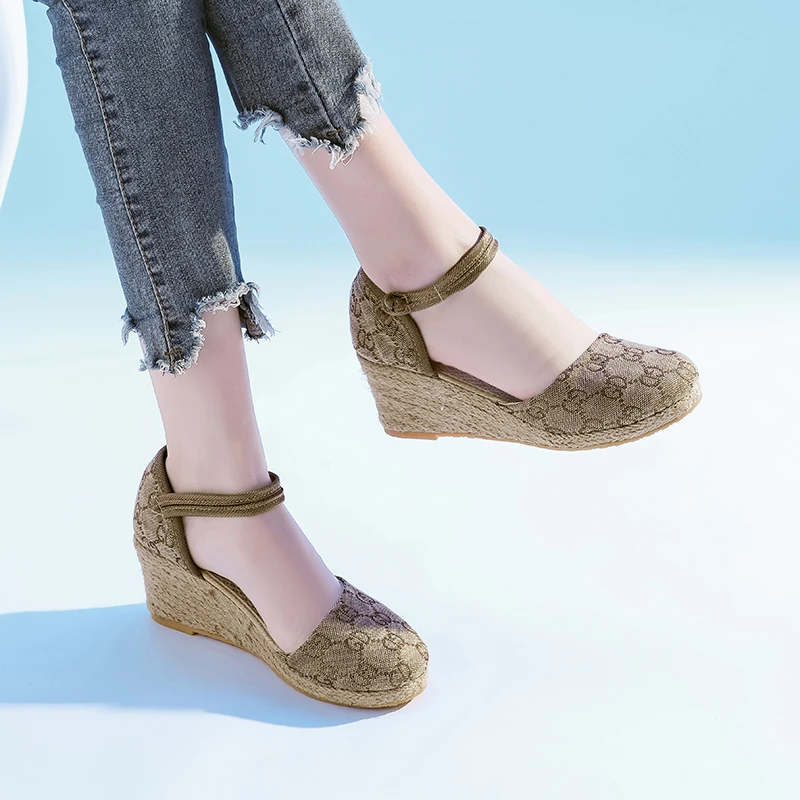 新款外贸坡跟凉鞋女透气一字带夏季百搭时尚高跟韩版旅游凉鞋女