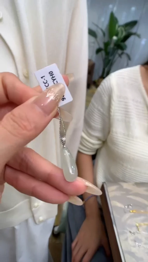 【闪购商品】翡翠颈饰18K金镶嵌福瓜