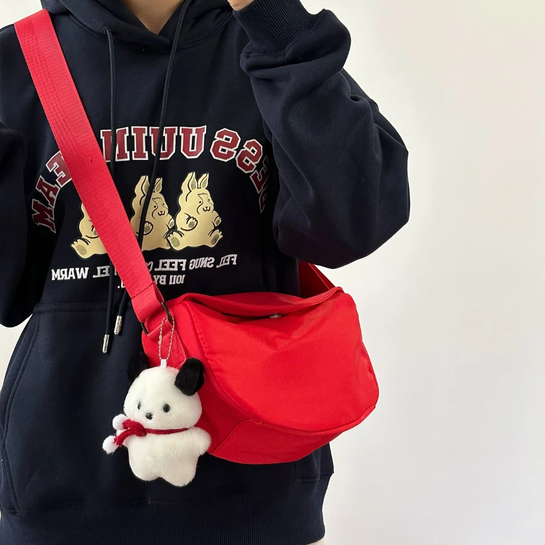 今年流行小包女时尚简约潮红色斜挎包女休闲运动单肩背百搭饺子包