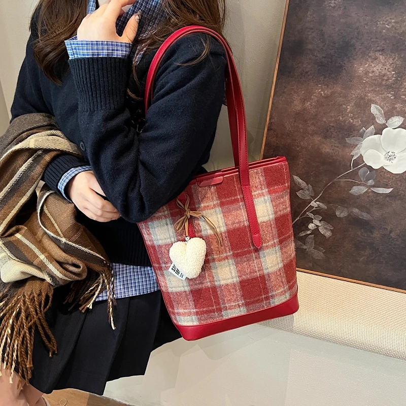 秋冬氛围感腋下包包女时尚韩国托特包2024新款潮百搭大容量水桶包