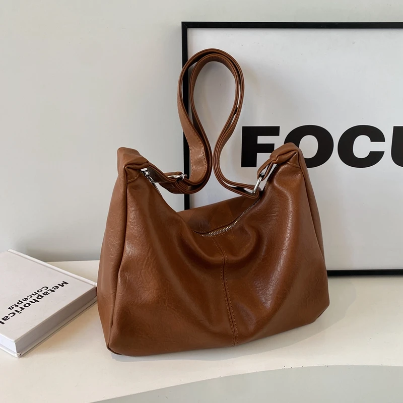 休闲2025秋冬新款学生上课包包女时尚休闲单肩百搭通勤包挎包肩带