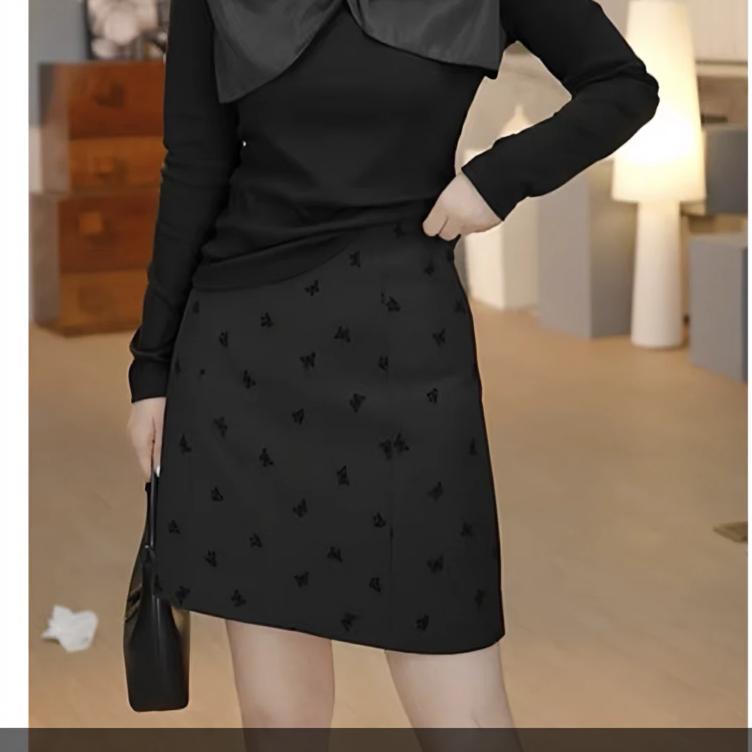 洋气黑色短裙女秋季新款半裙显瘦遮肉流行减龄百搭a字半身裙521