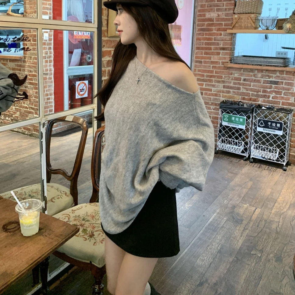 灰色斜肩蝙蝠袖毛衣女秋季2024新款长袖套头针织衫宽松中长款上衣
