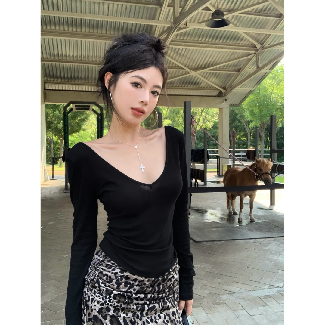 辣妹黑色深v领薄款长袖T恤女秋季修身显瘦内搭短款打底衫小上衣