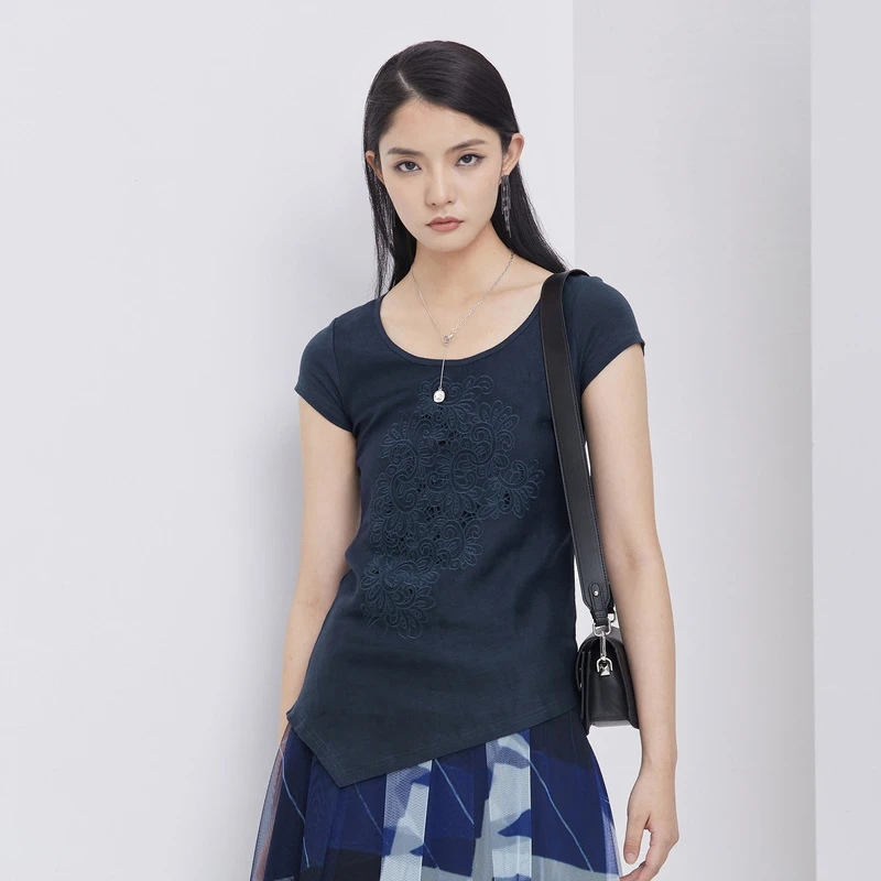 S·DEER圣迪奥夏日穿搭简约圆领复古镂空刺绣设计T袖S192A0197