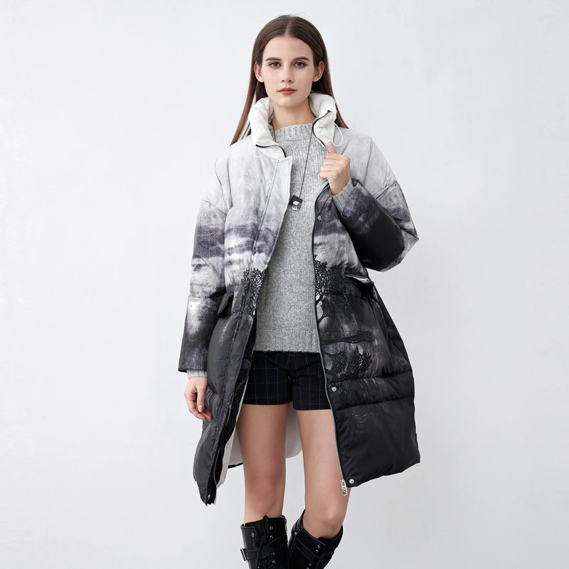 S·DEER圣迪奥女装时尚保暖高领撞色印花收腰长款羽绒服S21482433