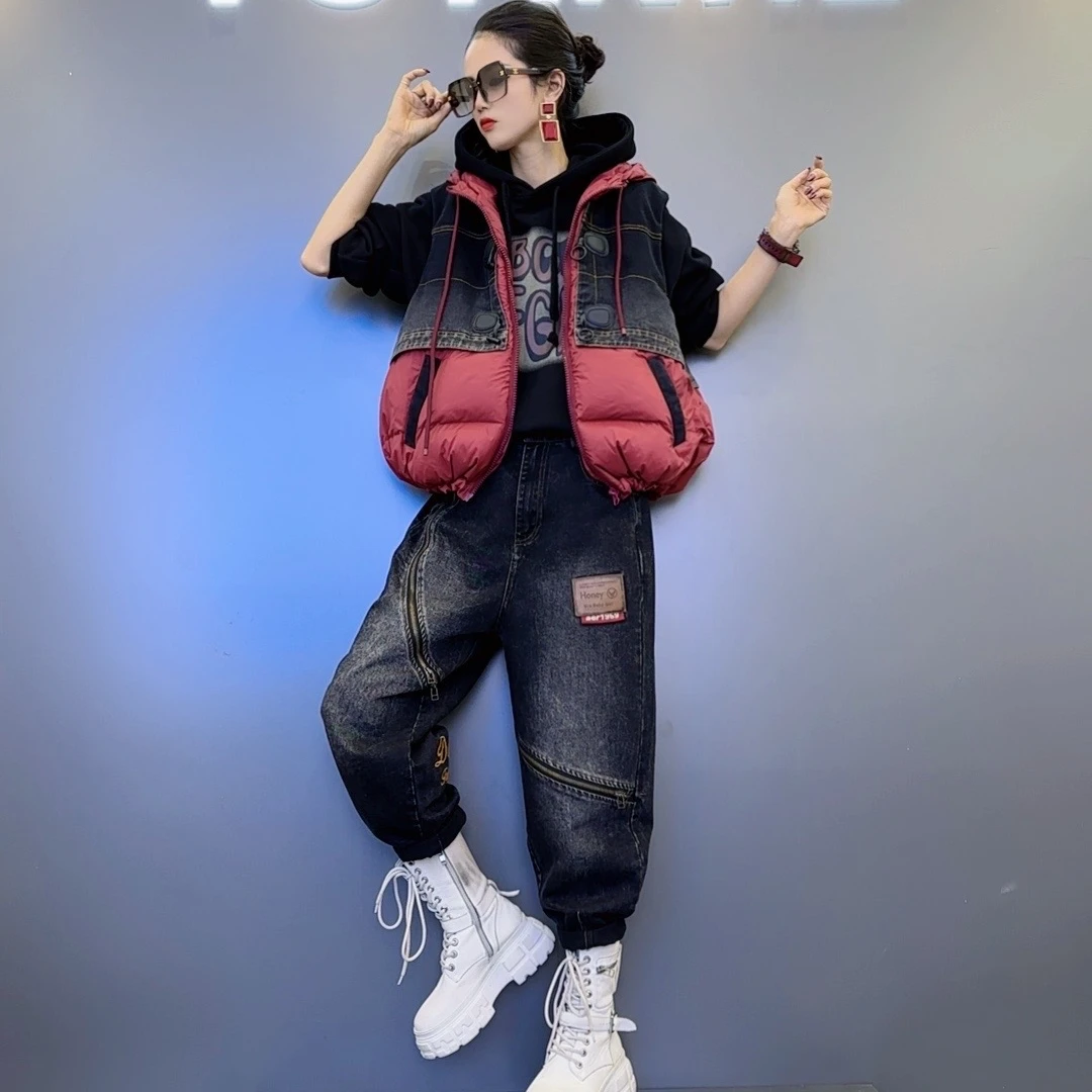 Y33-1【黑 安可拉红】色牛仔拼接羽绒马甲-加绒斜边拉链设计牛仔裤
