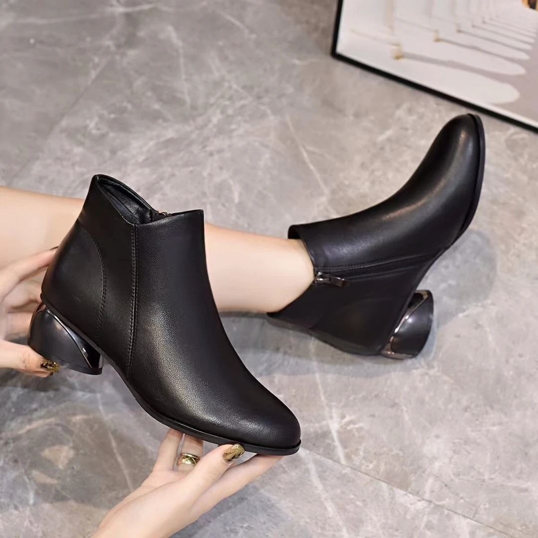 低跟圆头短靴女鞋中年妈妈靴软皮软底粗跟秋冬加绒脚宽脚肥皮靴子