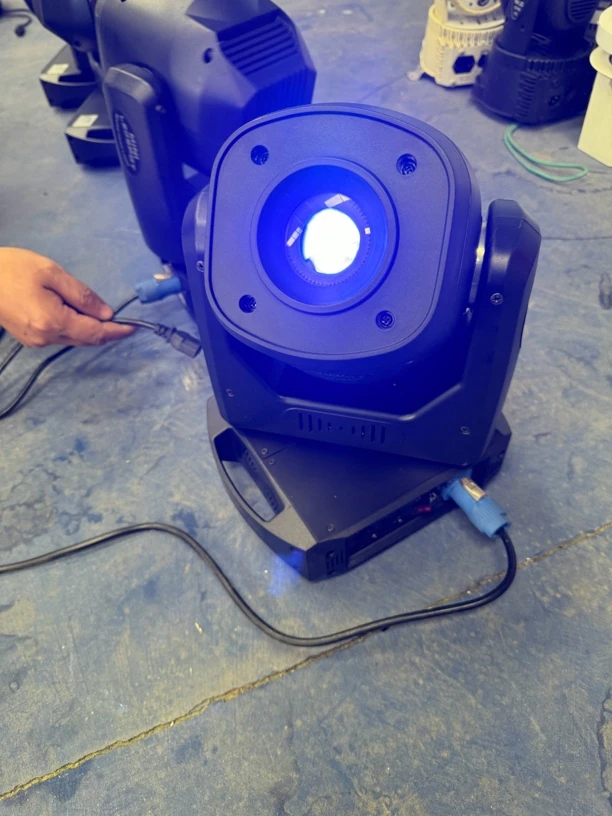 9新  MINI LED SPOT 120W图案摇头灯一台