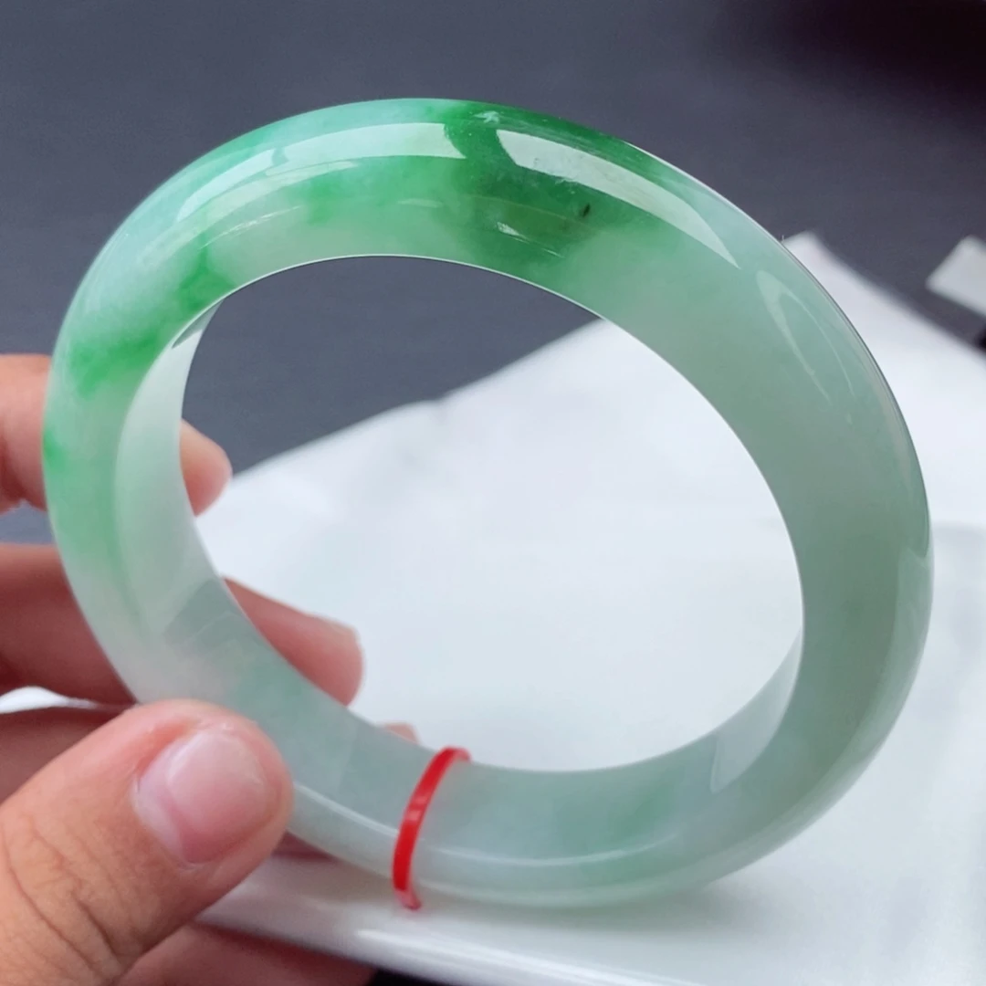 翡翠手镯未镶嵌60圈