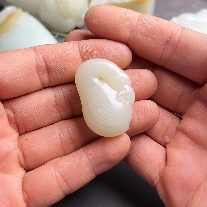 和田玉颈饰未镶嵌知***?