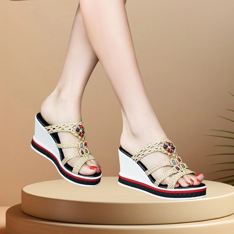 2025新款真皮坡跟厚底一字拖百搭休闲民族风防滑高跟编织凉拖鞋女