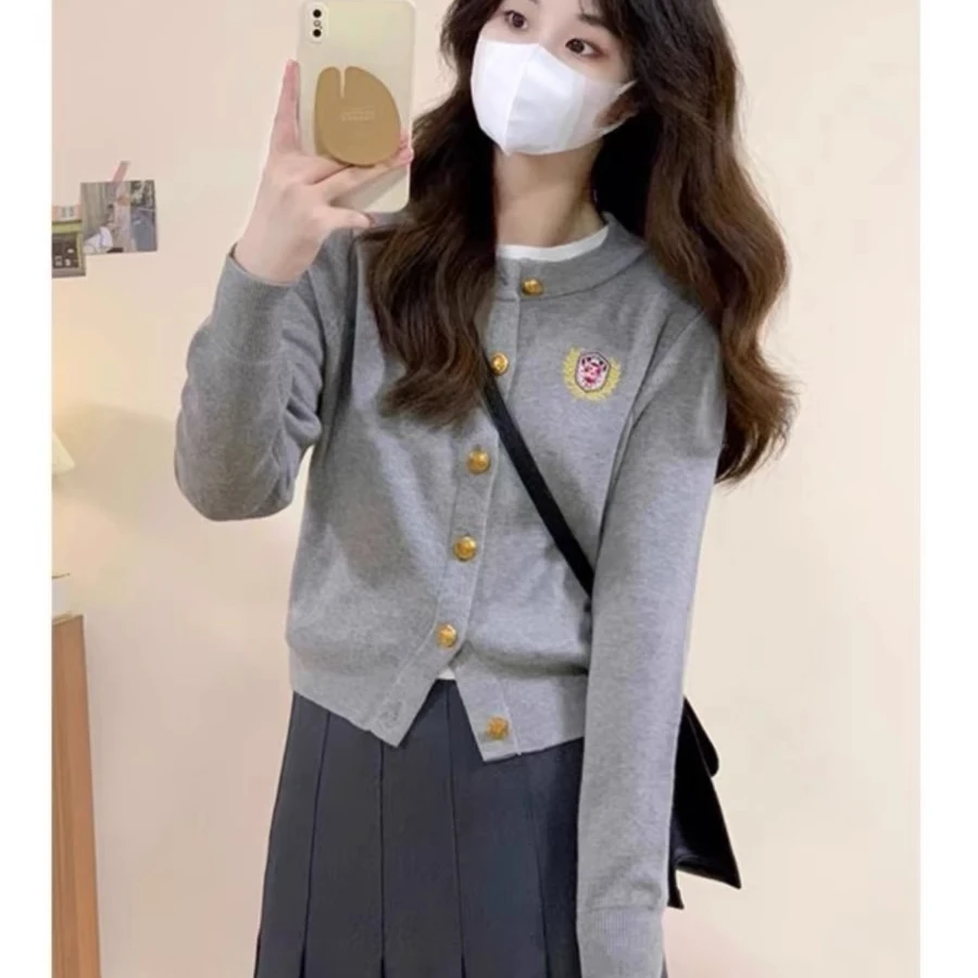 2025春季新款圆领单排扣针织开衫韩版设计感显瘦百搭学院风上衣女