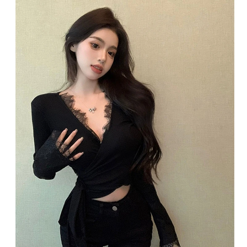蕾丝拼接绑带长袖T恤女秋冬季性感打底衫纯欲黑色v领短款内搭上衣