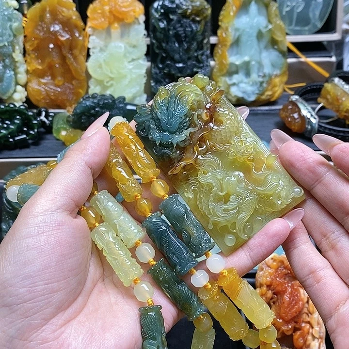 蛇纹石玉颈饰未镶嵌安**合