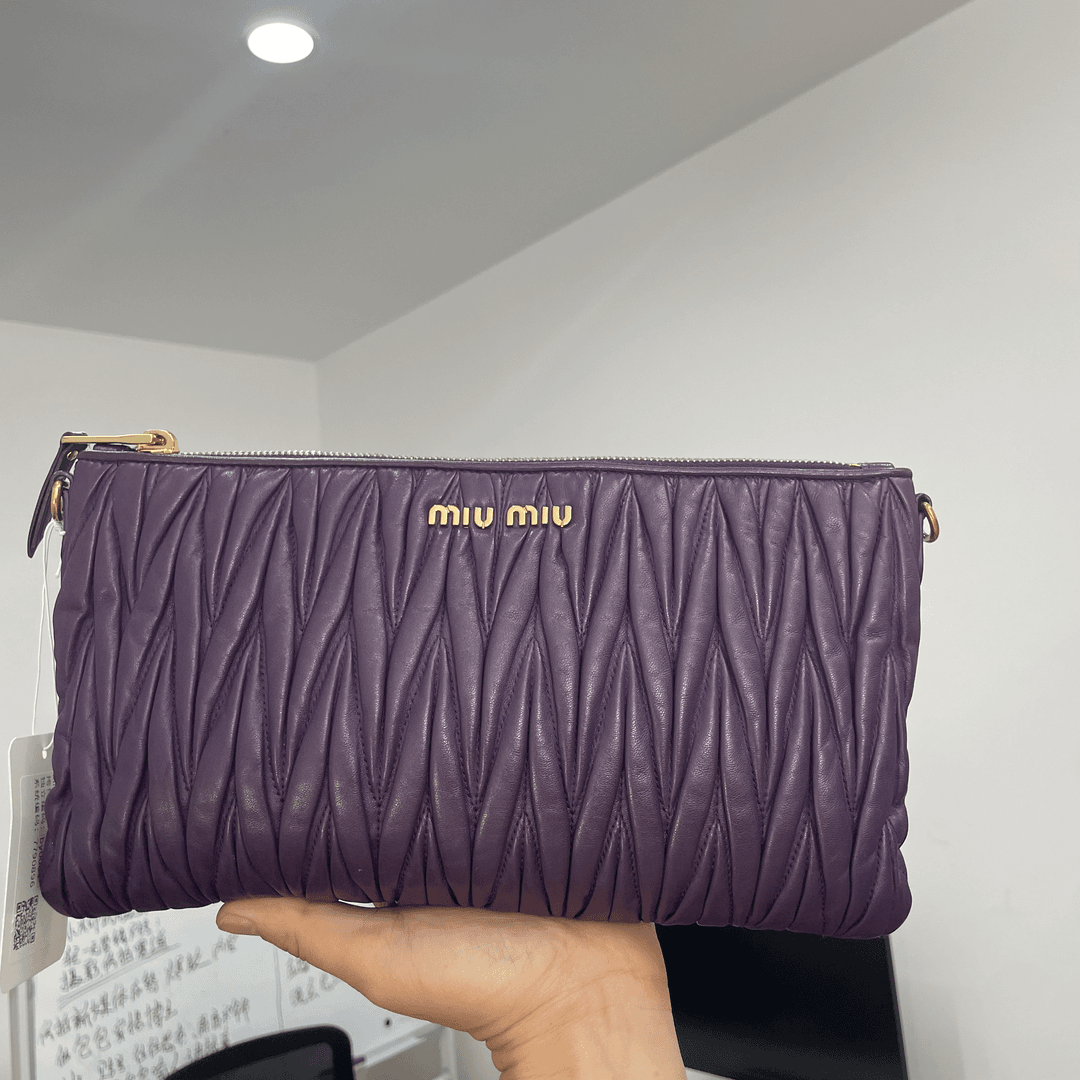 95新 MIU MIU/缪缪 Miumiu褶皱斜挎包 尺寸:17x29 编码：0896