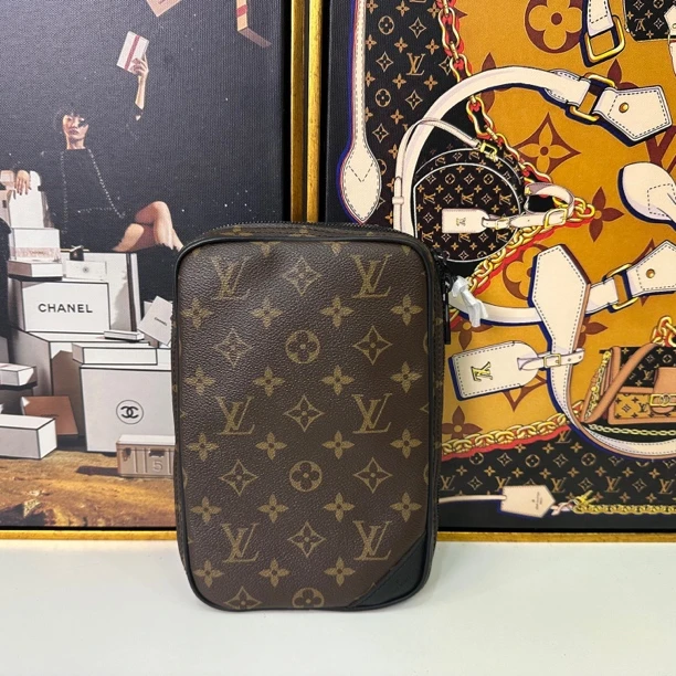 95新 LV LV19SS工装斜挎包尺寸：23x15x5 编码：7931309