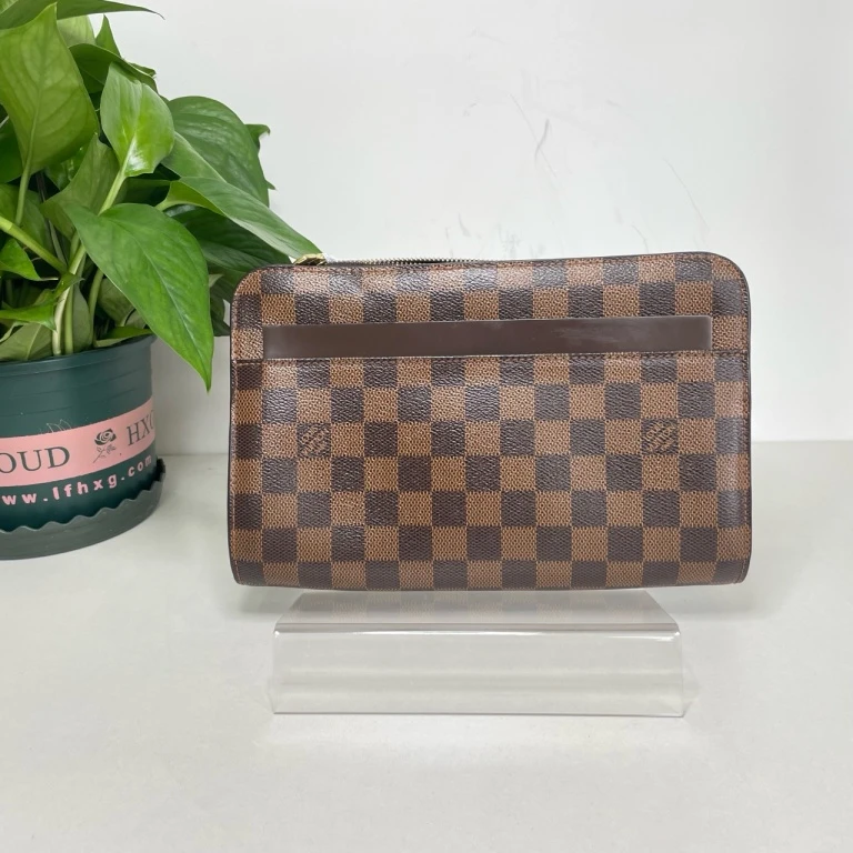 95新 LV lv棋盘格手包，尺寸24.5x16 7758548