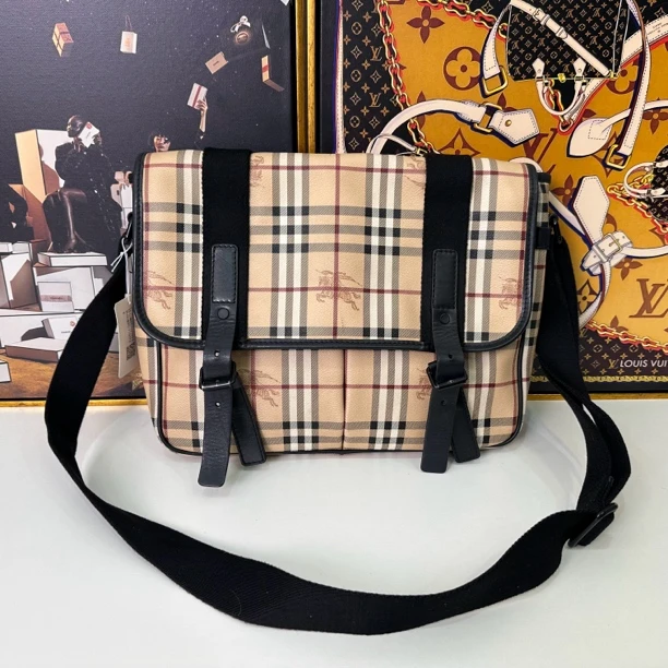 95新 BURBERRY/博柏利 博柏利战马格单肩包30x40x8，编号7790728