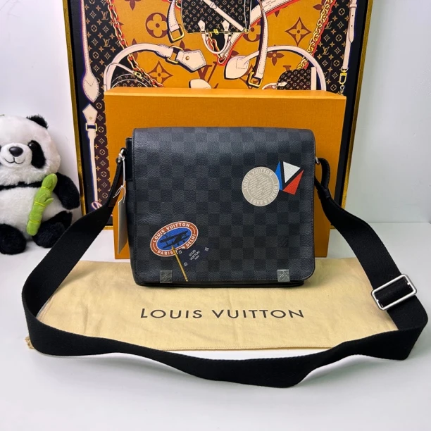 95新 LV 路易威登  25x22 专柜价11900编码：7958935