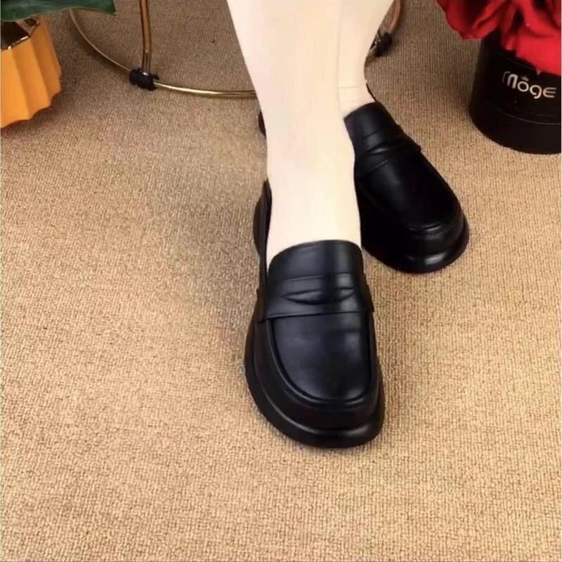 新款百搭真皮单鞋女软底妈妈女士鞋春季英伦风小皮鞋百搭乐福鞋潮