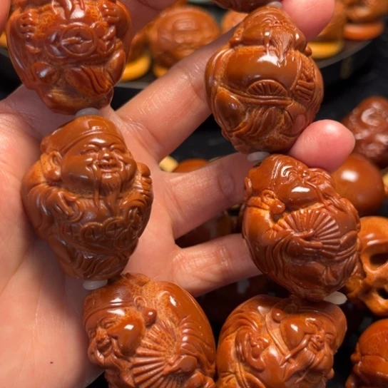 橄榄核核雕财神一条