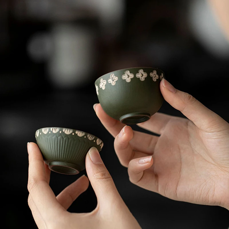 手作粉引清昼主人杯 釉下青花手绘小花品茗杯 文人喝茶单杯