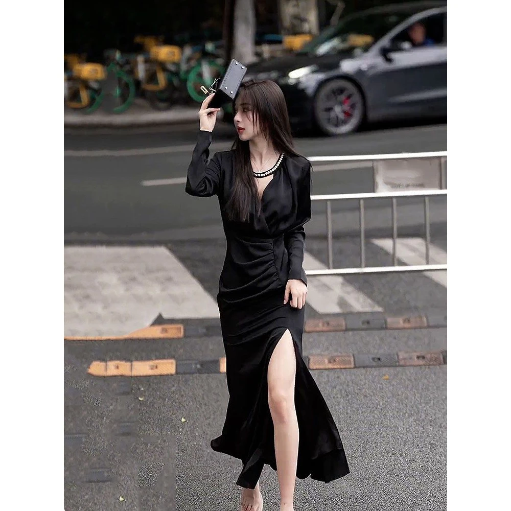 时尚高级感连衣裙2023新款气质轻奢小众收腰遮肉显瘦开叉黑色裙子