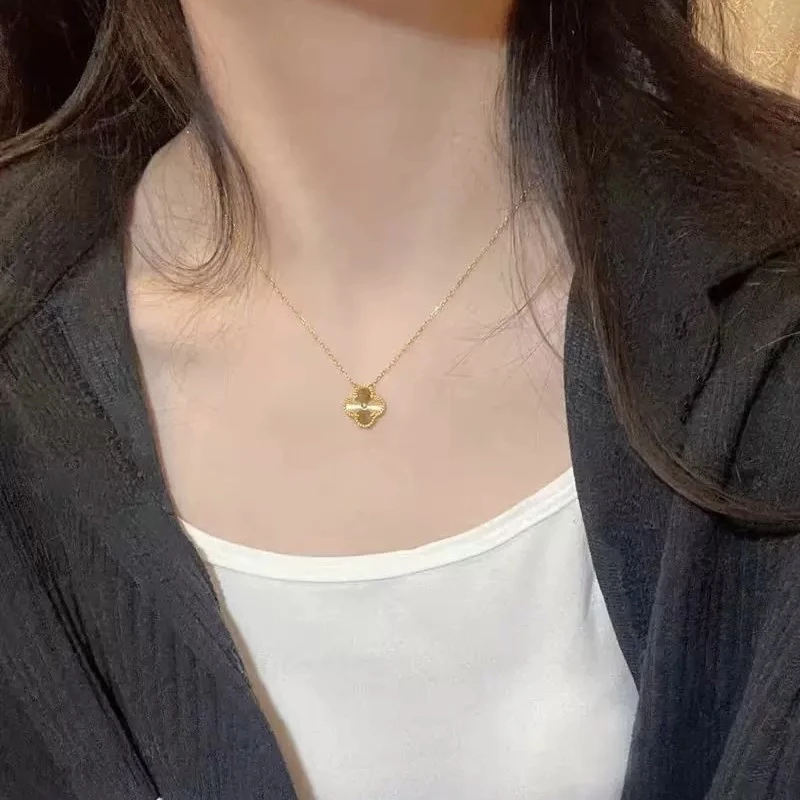 钛钢项链 金色镭射四叶草项链女小众设计感吊坠ins锁骨链240