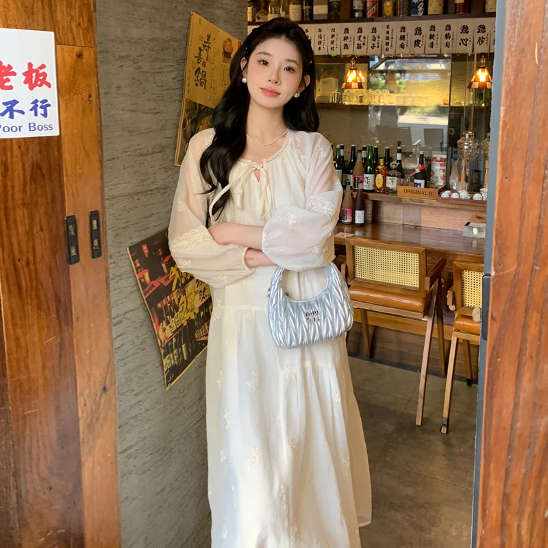 超好看刺绣连衣裙女法式温柔风高级感甜美减龄夏季新款2025中长裙