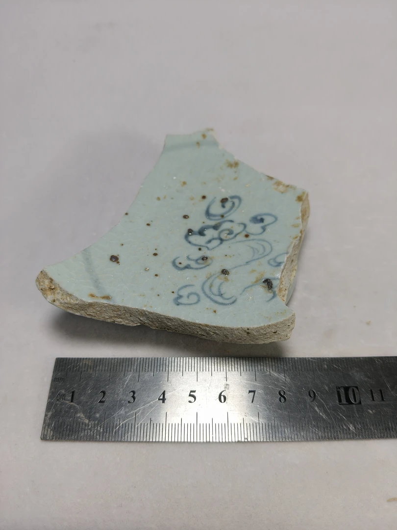青花，花绘，彩云托月纹，碗残器瓷片。
