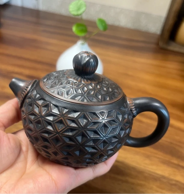 紫陶手工浮雕菱格西施壶180cc