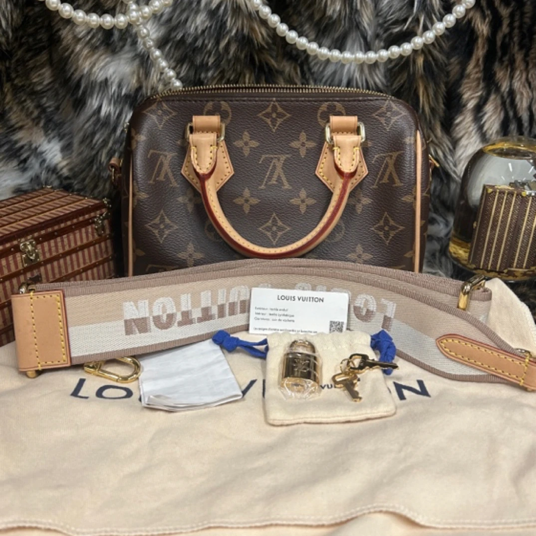 95新 LouisVuitton/路易威登 茉上/米色肩带 speedy 20 斜挎包