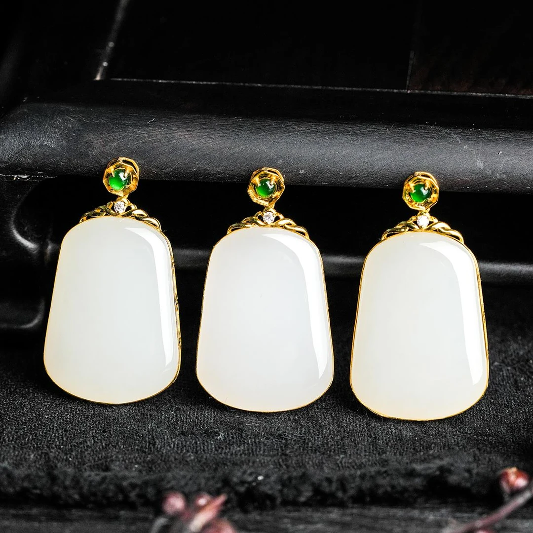 和田玉羊脂白玉吊坠洁白无暇贵气十足18K包镶豪华女士和田玉吊坠