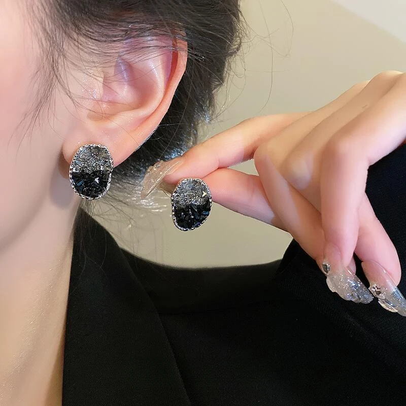 画鹂新款洋气港风气质黑色耳钉女小众设计感轻奢高级耳环简约耳饰