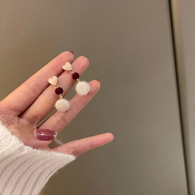 画鹂新款日韩粉色爱心耳钉简约甜美秋冬毛球耳环小巧淑女高级耳饰