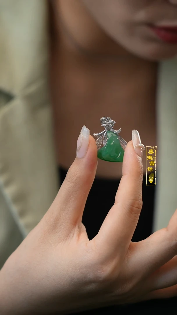 【闪购商品】翡翠颈饰18K金镶嵌花瓣吊坠