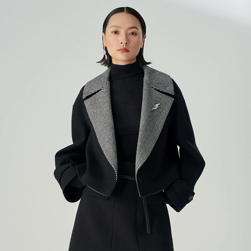 MEDECOO/墨蒂珂冬季新款极简大翻领人字纹羊毛短外套MHD31107