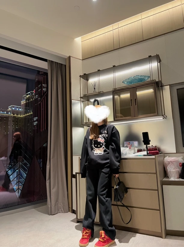 KT猫 朋克淑女风圆领加绒卫衣宽松