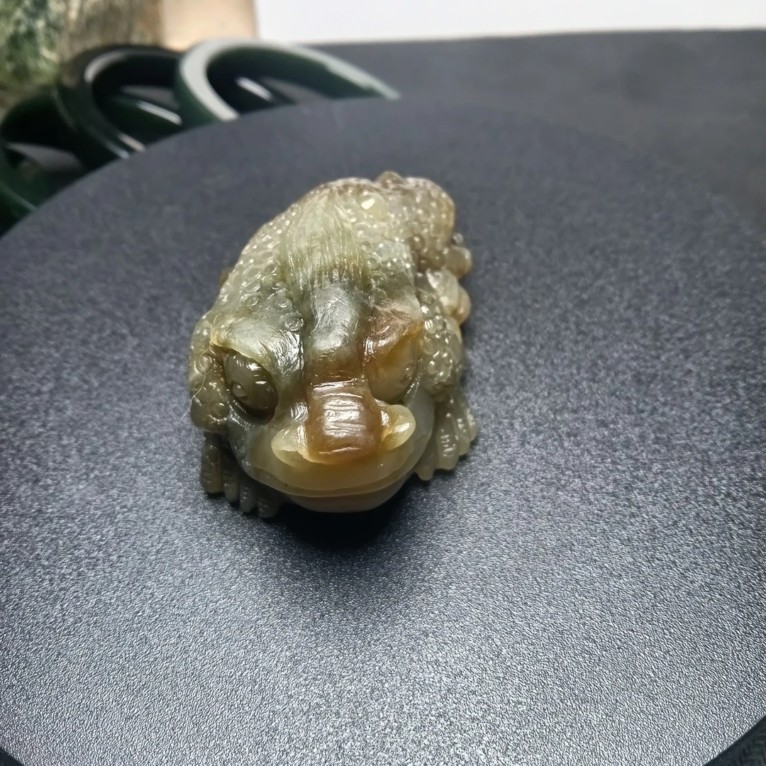 新疆且末料金蝉和田玉83克