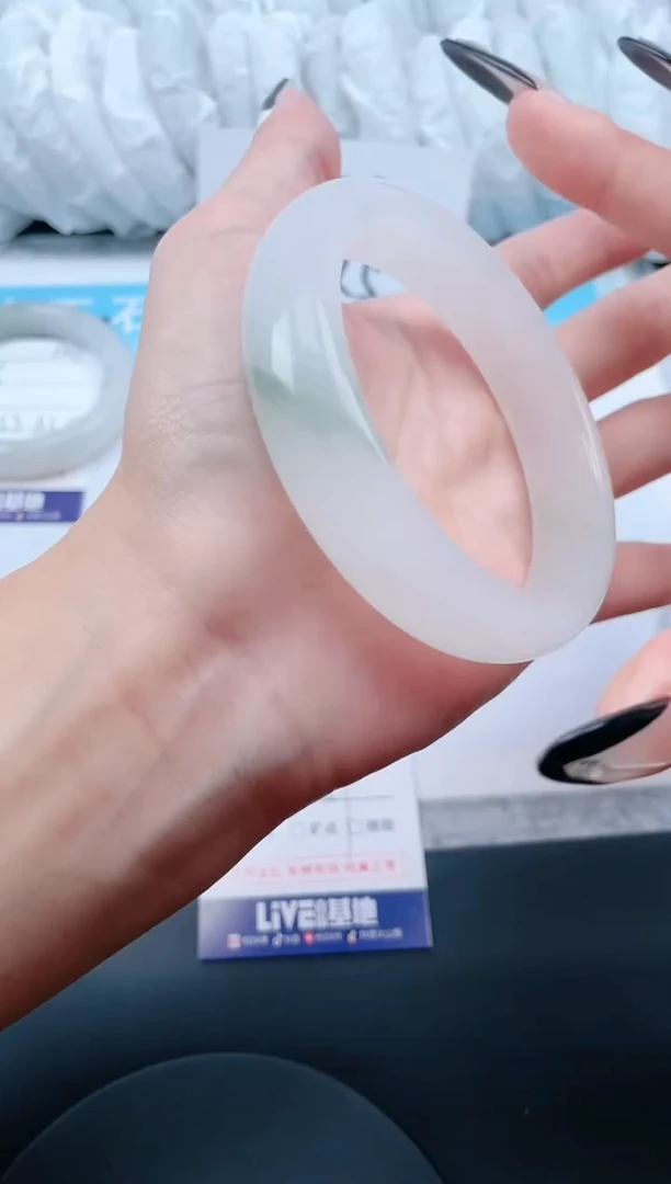 【闪购商品】石英质玉手镯未镶嵌45