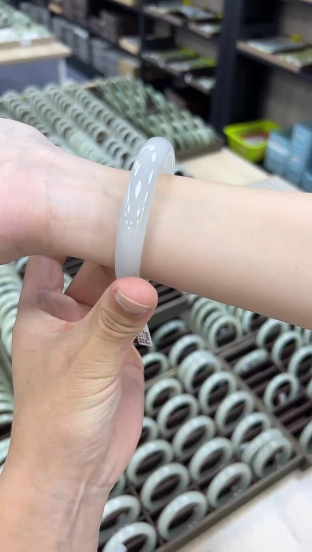 【闪购商品】和田玉手镯未镶嵌荔枝冻 56-61