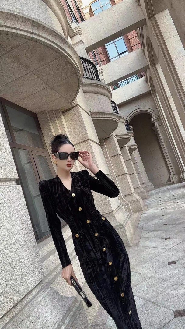 黑色排扣小香风连衣裙修身显瘦包臀设计长裙